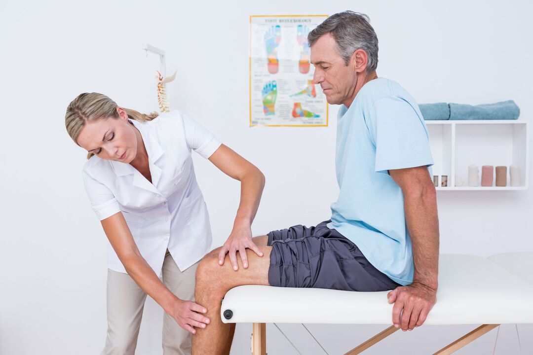 γιατρός που εξετάζει έναν ασθενή με αρθροπάθεια του γόνατος